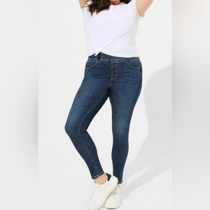 Torrid lean skinny super soft mid rise pull on jeans. Size 3R